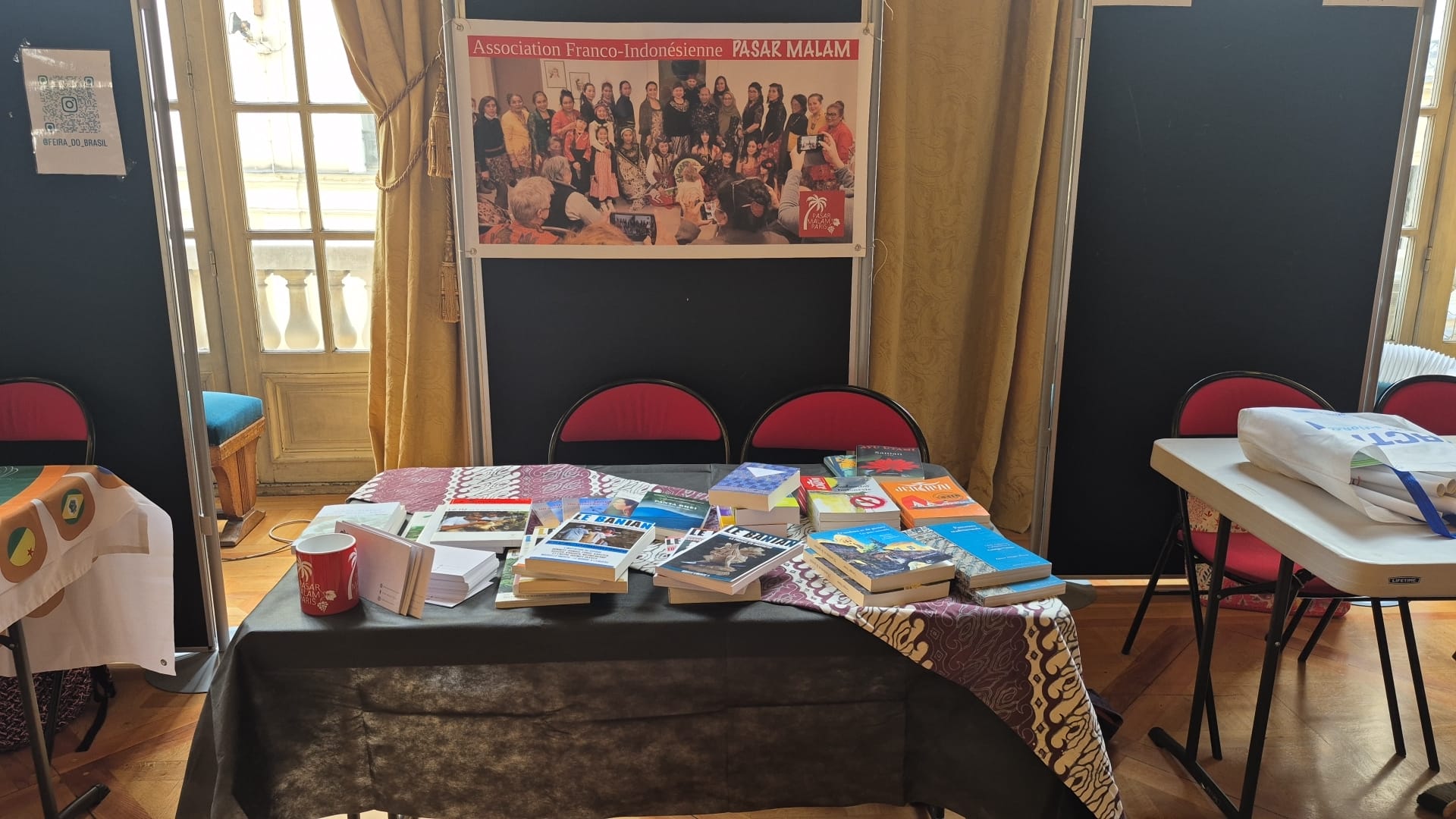 Table du stand Pasar Malam avec les revues Le Banian et des ouvrages indonésiens