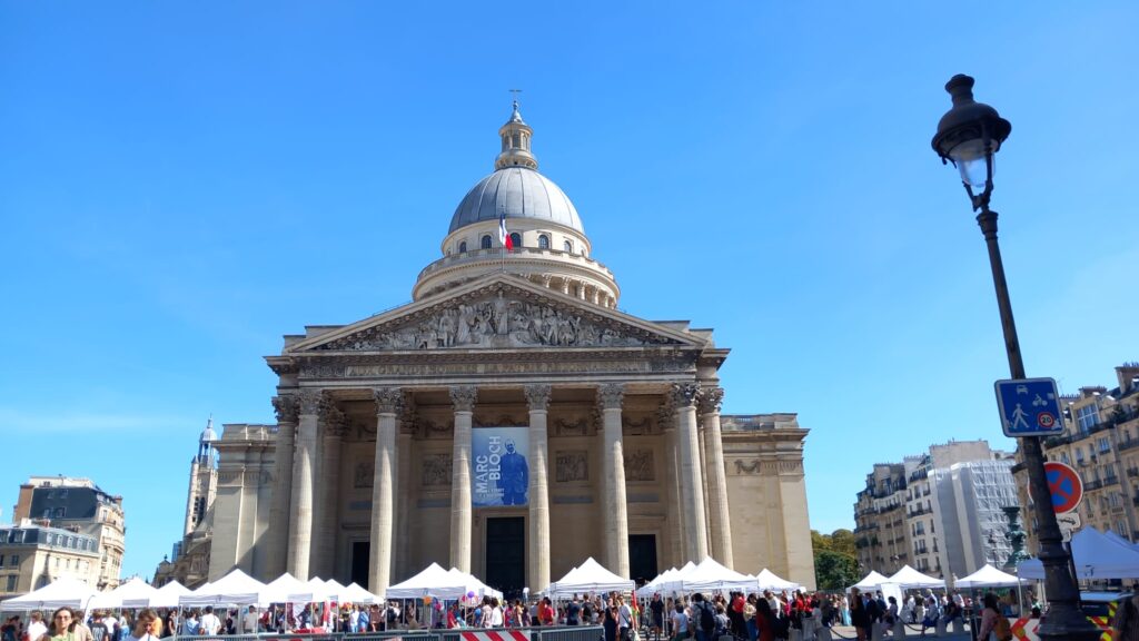 Stands de la Journée des associations devant le Panthéon, Paris 5e