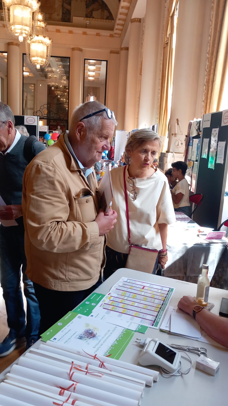 Madame Berthout, Maire du 5e arrondissement, et Monsieur Collet au stand de Pasar Malam
